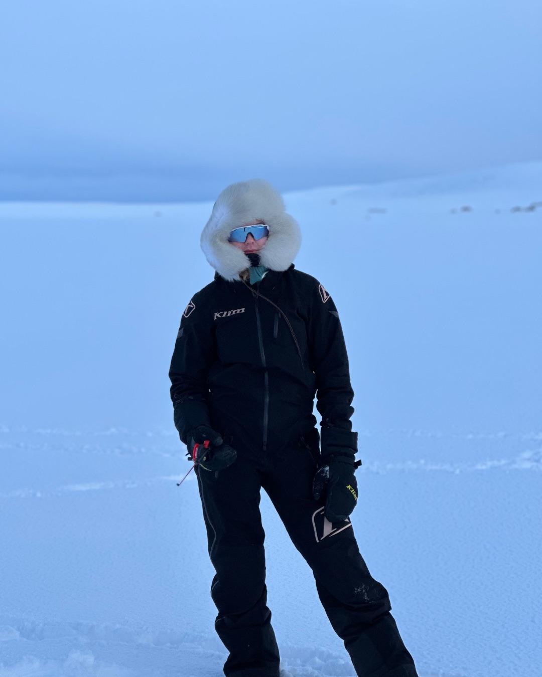 Hvit skinnlue med scooterdress på vidda